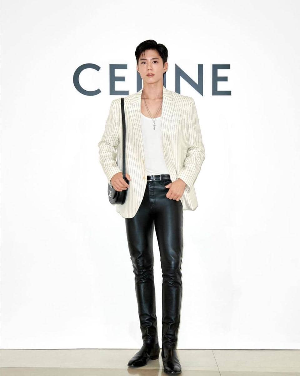 long pants hitam ala Park Bo Gum (instagram.com/bogummy)