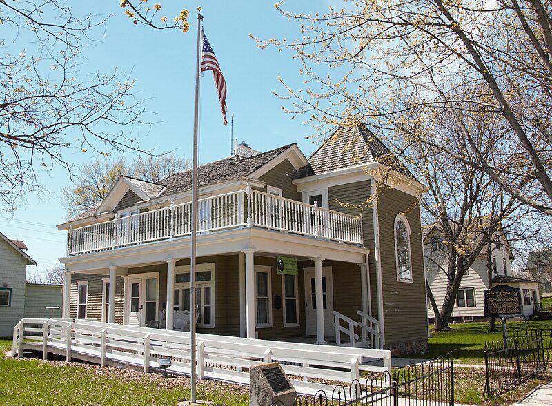 Andrew Volstead House (en.wikipedia.org/Jonathunder)