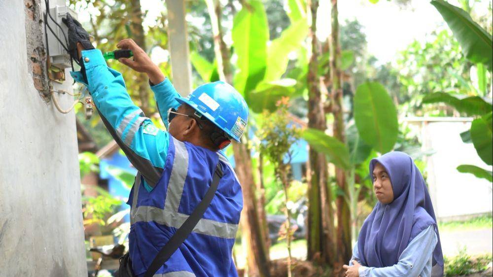 Petugas PLN sedang melayani pelanggan listrik. (dok. PLN)