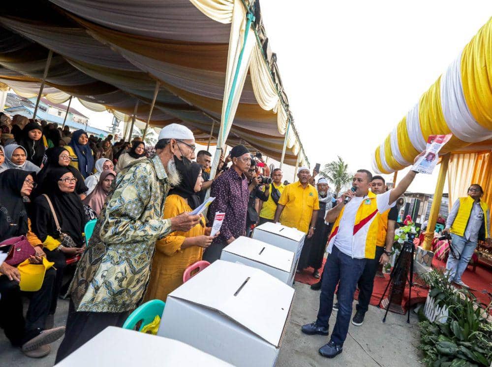 Caleg DPR RI dari Dapil Sumut 1, Musa Rajekshah bertemu dengan ribuan masyarakat yang ada di daerah pesisir Belawan, Minggu (14/1/2024). (Dok. IDN Times)