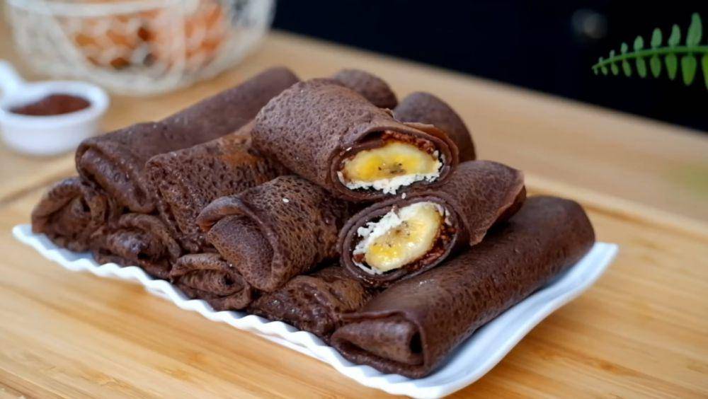 dadar gulung cokelat isi pisang keju (YouTube.com/Lis Achmady)