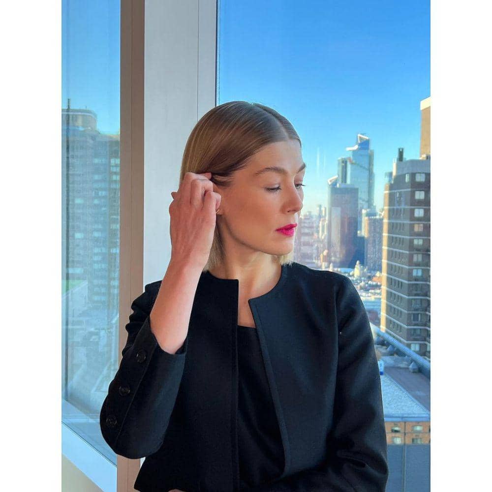 gaya makeup ala Rosamund Pike (instagram.com/mspike)