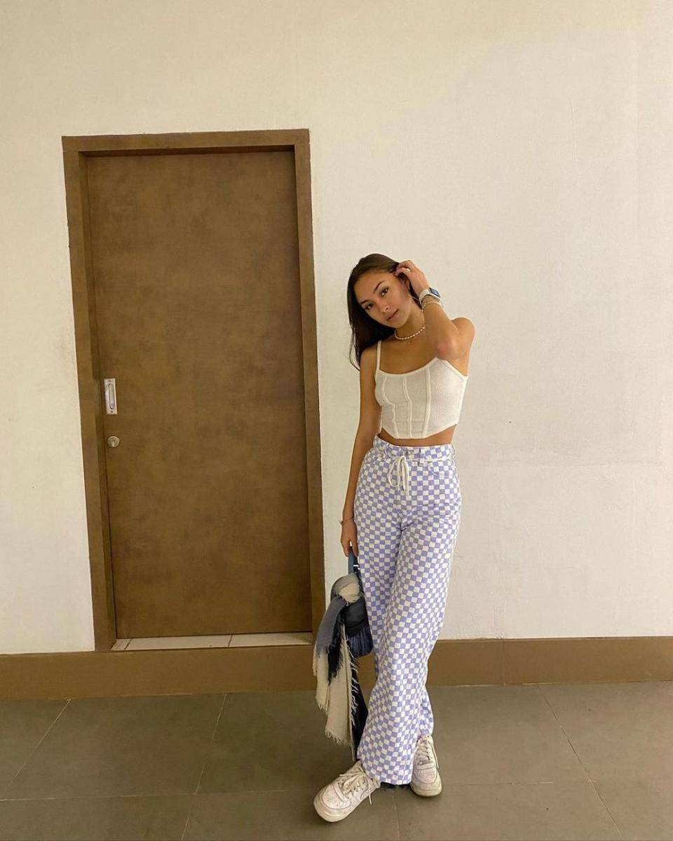 mix and match celana panjang ala Caitlin Halderman (instagram.com/caitlinhalderman)