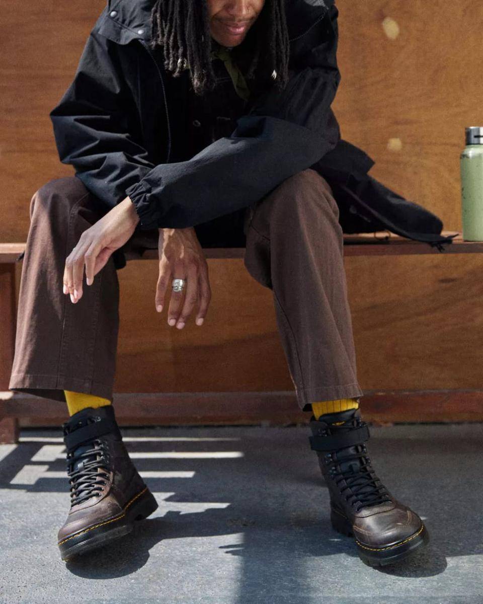 ilustrasi sepatu Dr Martens (drmartens.com)
