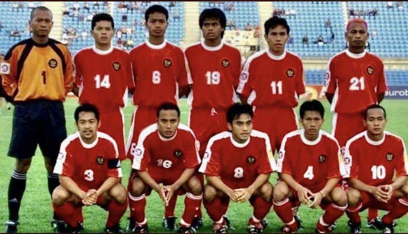 Para pemain Timnas Indonesia berpose jelang salah satu pertandingan Piala Asia 2000 yang berlangsung di Lebanon. (Dok. Istimewa)