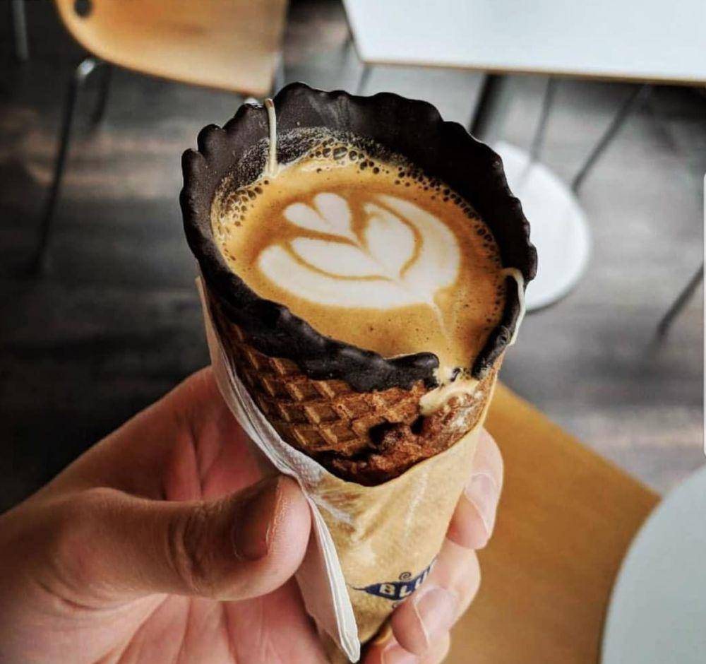 potret penyajian minuman menggunakan cone es krim (reddit.com/user/FelineFrisky)