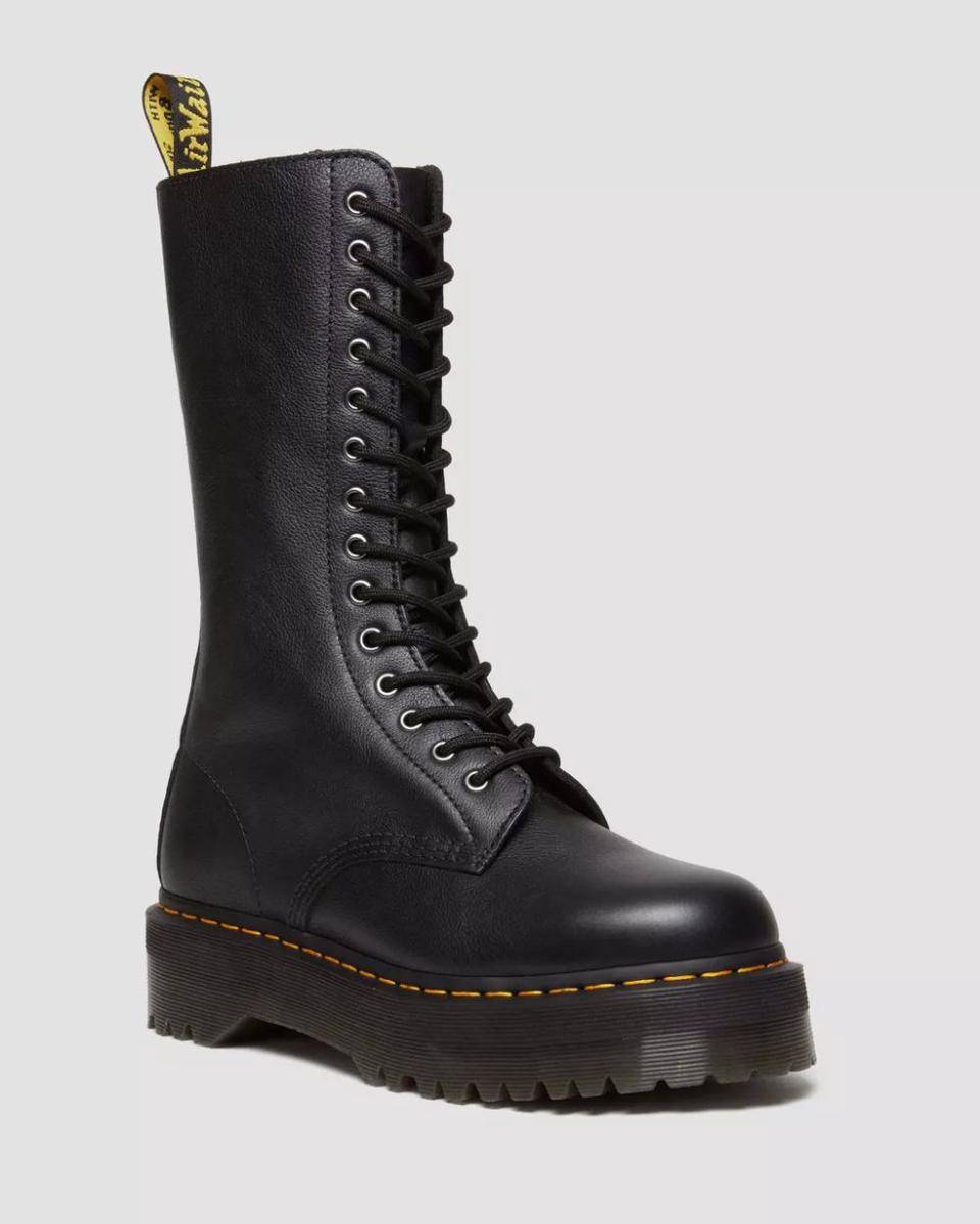 ilustrasi sepatu Dr Martens (drmartens.com)