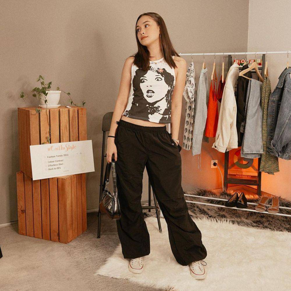 mix and match celana panjang ala Caitlin Halderman (instagram.com/caitlinhalderman)