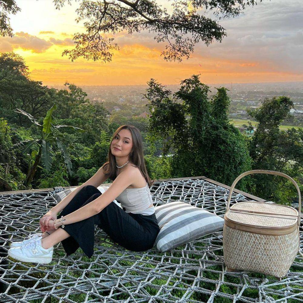 mix and match celana panjang ala Caitlin Halderman (instagram.com/caitlinhalderman)