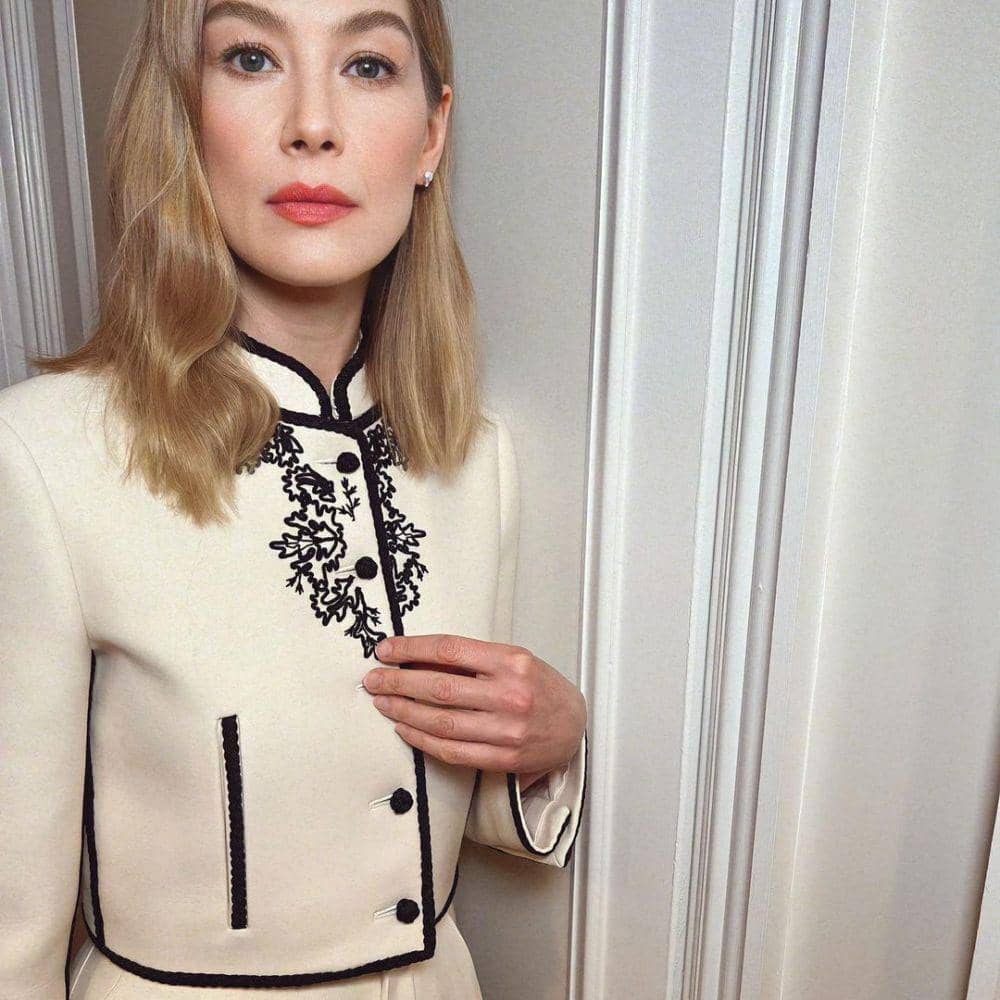 gaya makeup ala Rosamund Pike (instagram.com/mspike)