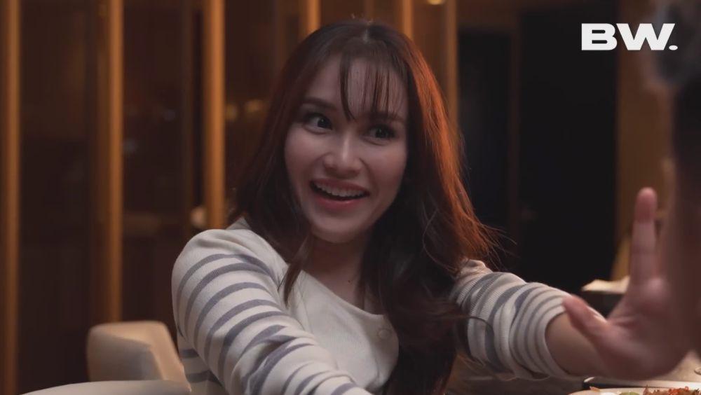 Ayu Ting Ting dapat kado dari Boy (YouTube.com/Boy William)