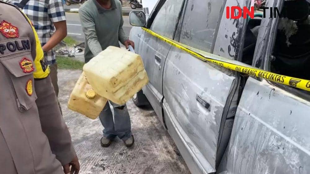 Ada drum dan jeriken di dalam mobil yang terbakar di SPBU Kapuas Hulu. (IDN Times/Istimewa).