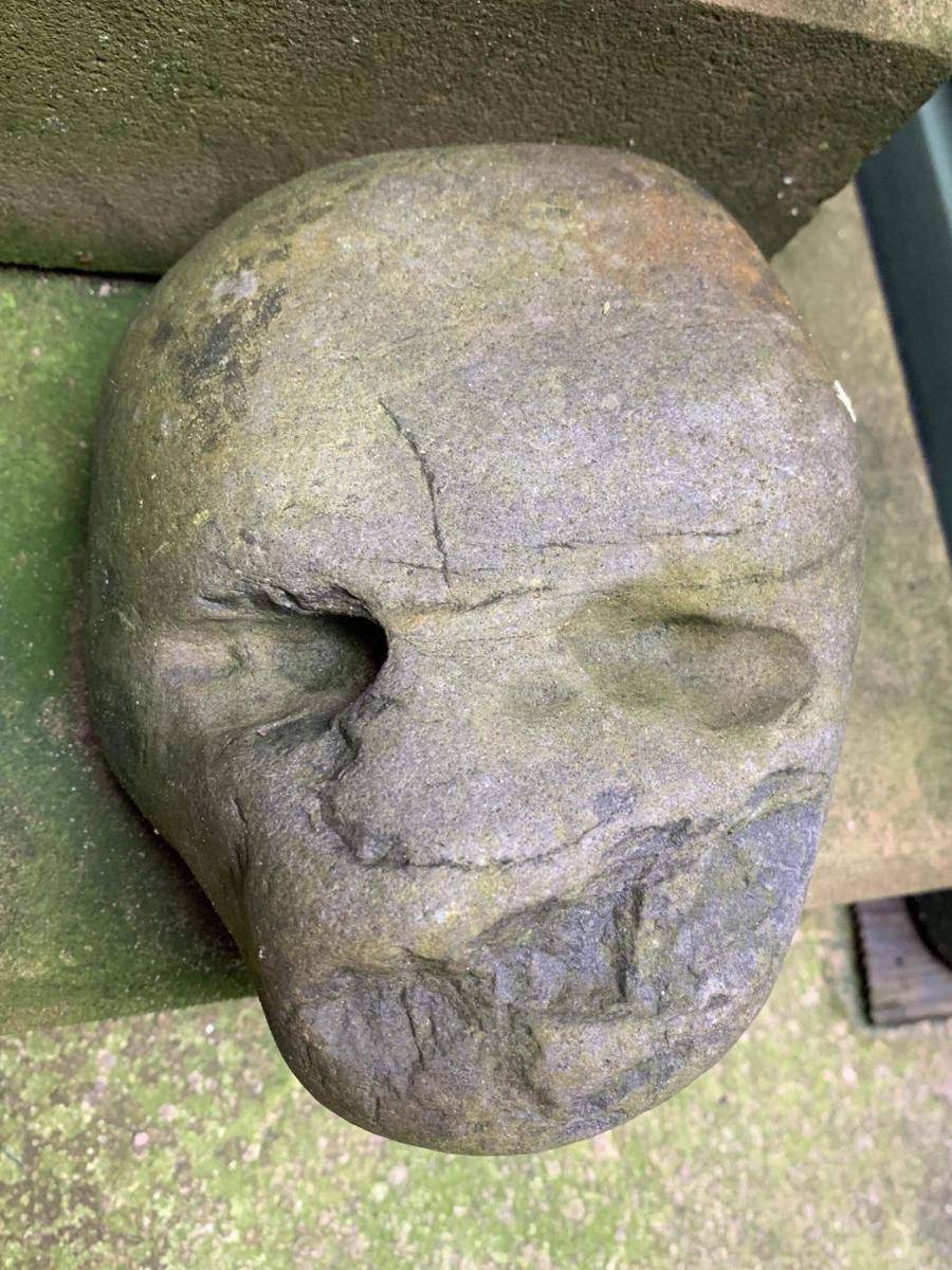 potret bentuk batu unik (reddit.com/r/Pareidolia)