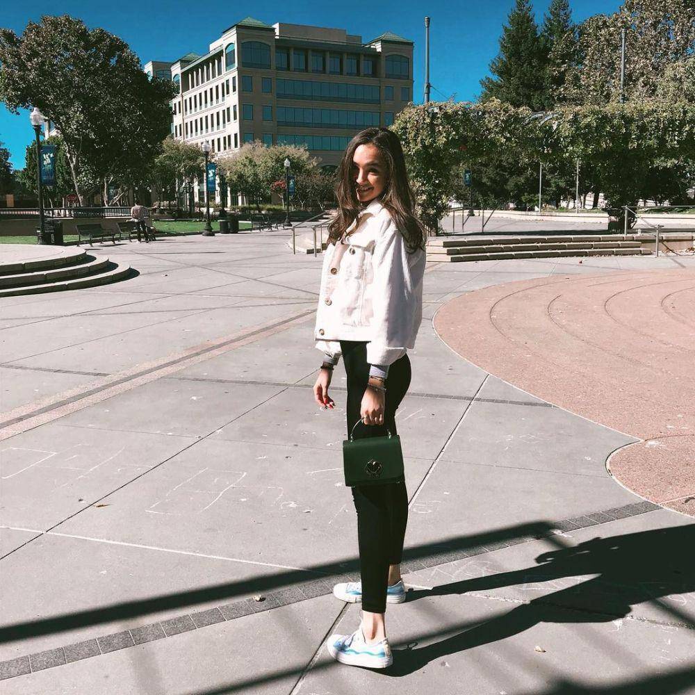 mix and match celana panjang ala Caitlin Halderman (instagram.com/caitlinhalderman)