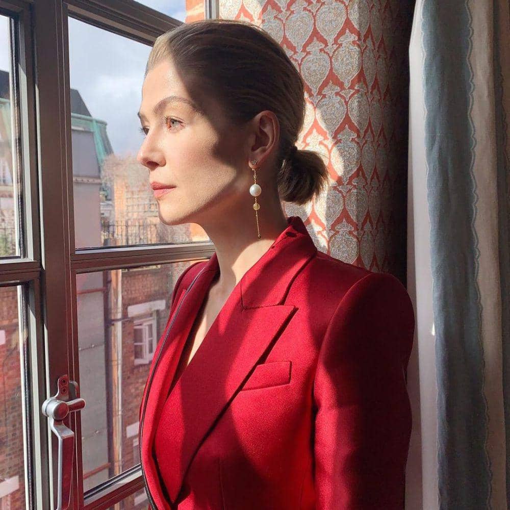 gaya makeup ala Rosamund Pike (instagram.com/mspike)