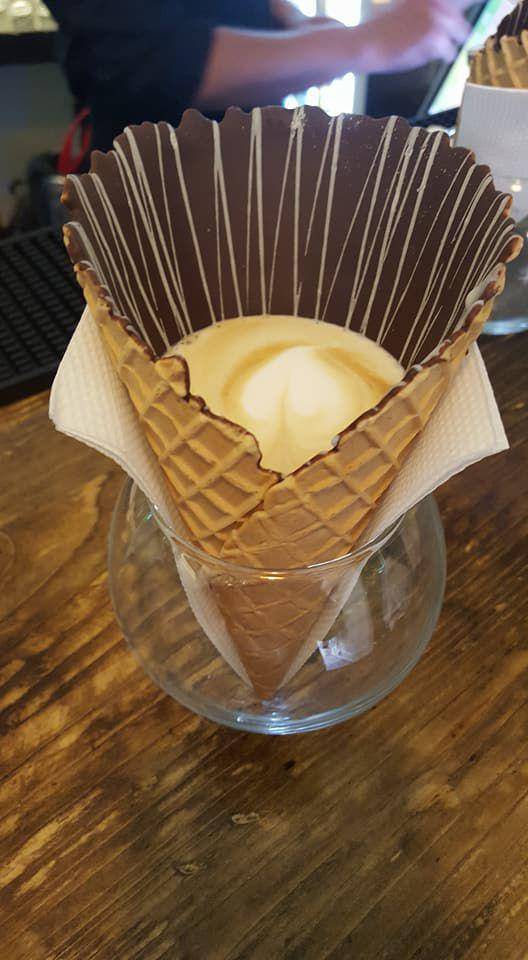 potret penyajian minuman menggunakan cone es krim (reddit.com/user/VictorasLux)