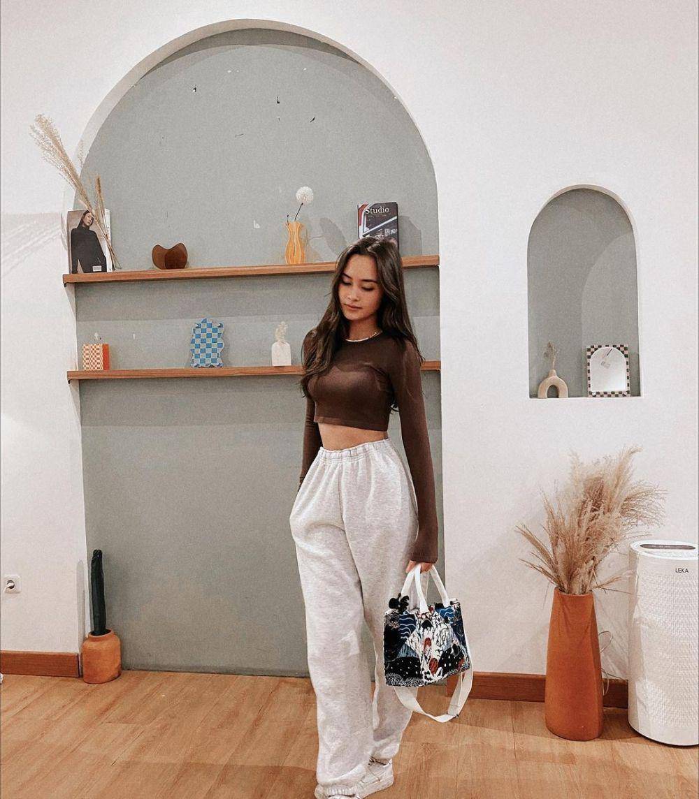 mix and match celana panjang ala Caitlin Halderman (instagram.com/caitlinhalderman)