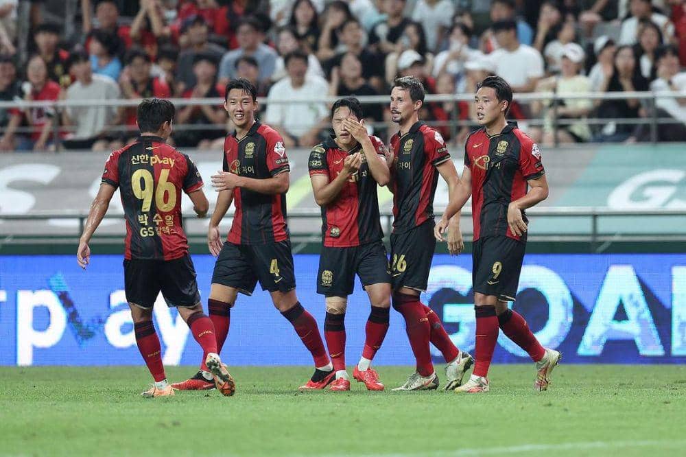 Para pemain FC Seoul dalam salah satu pertandingan K League 1 musim 2023. (Instagram.com/fcseoul)