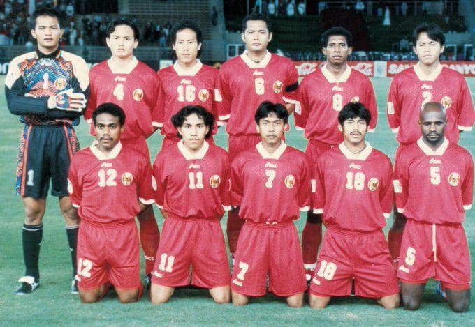 Skuat Timnas Indonesia berpose jelang salah satu pertandingan Piala Asia 1996 yang berlangsung di Uni Emirat Arab (Twitter.com/PSSI)