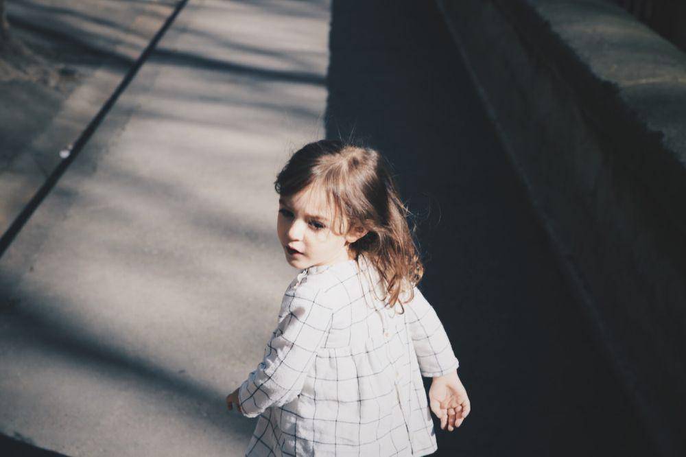 ilustrasi gadis kecil melihat ke belakang (unsplash.com/Caroline Hernandez)