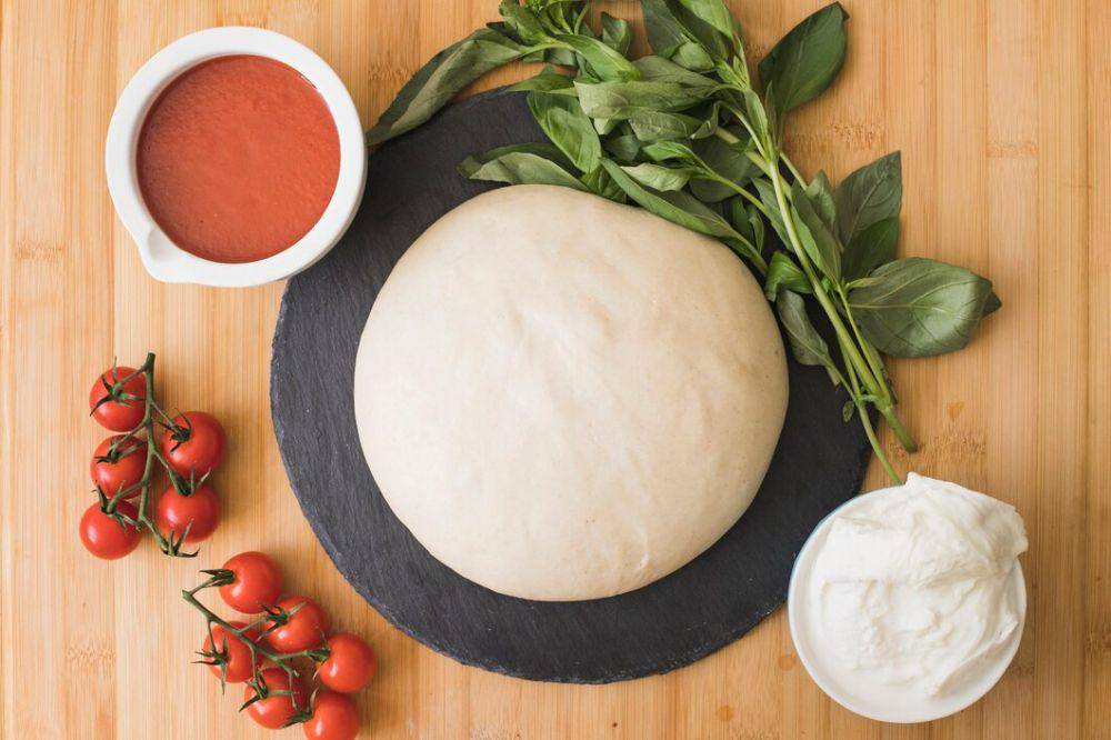 pizza dough atau adonan pizza (freepik.com/freepik)
