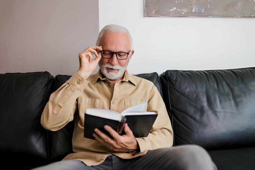 ilustrasi mertua pria membaca buku (istockphoto.com/Eleganza)