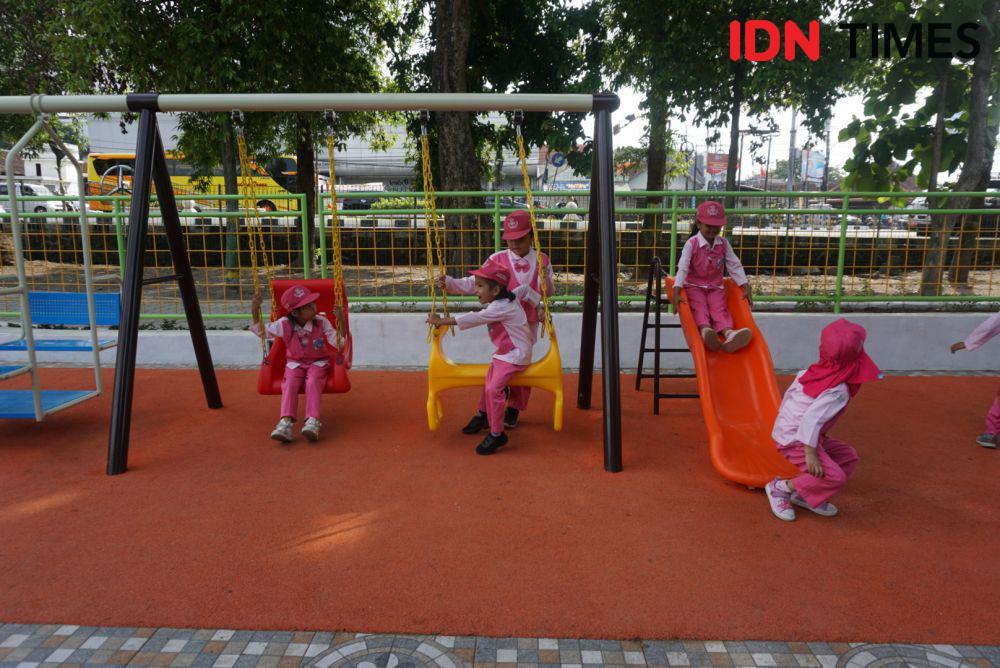 Taman Denggung dan Taman Layak Anak di kawasan Lapangan Denggung, Sleman, Senin (15/1/2024). (IDN Times/Herlambang Jati Kusumo)