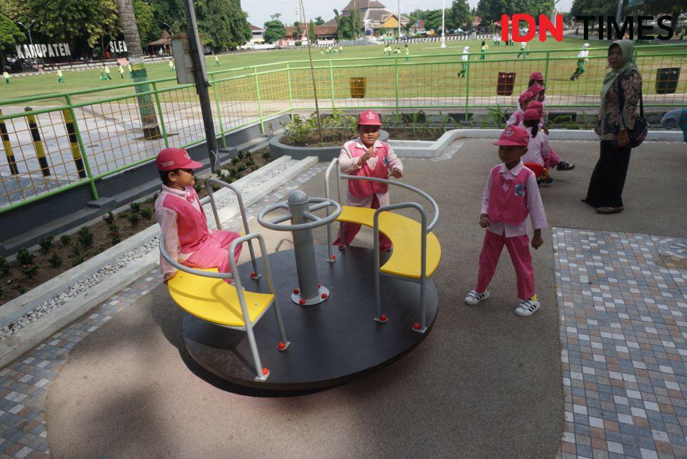 Taman Denggung dan Taman Layak Anak di kawasan Lapangan Denggung, Sleman, Senin (15/1/2024). (IDN Times/Herlambang Jati Kusumo)