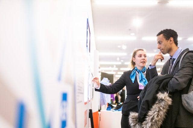 ilustrasi mengikuti job fair (unsplash.com/@evangelineshaw)