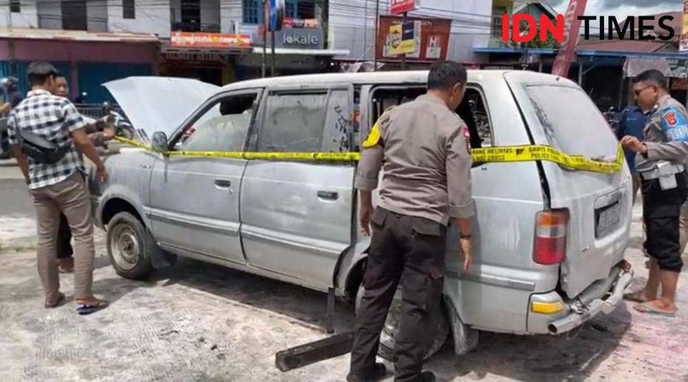 Polisi di Kapuas Hulu selidiki mobil berisi drum dan jeriken tersebut. (IDN Times/Istimewa).