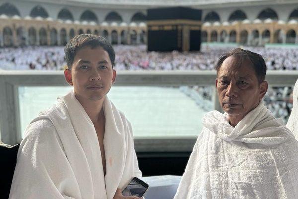 7 Momen Kiki Farrel Umrah, Perdana Bareng Sang Ayah