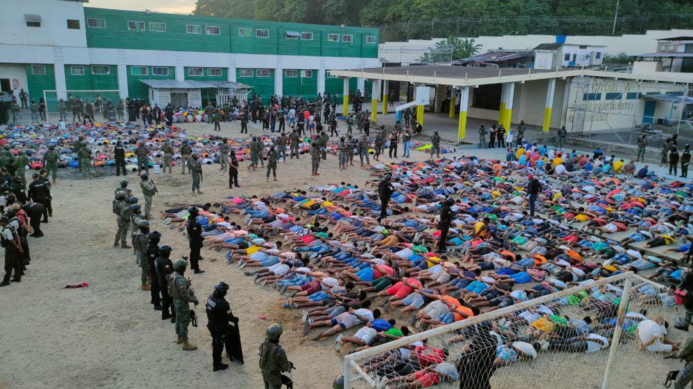 Militer Ekuador yang melakukan penggeledahan di penjara Esmeraldas. (twitter.com/FFAAECUADOR)