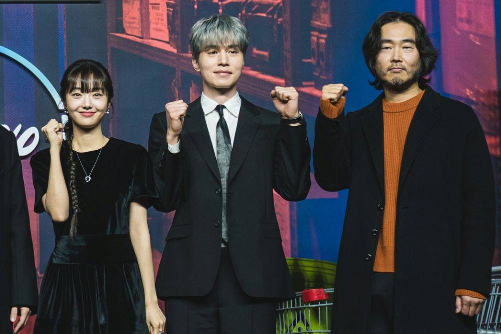 Kim Hye Joon, Lee Dong Wook, dan sutradara Lee Kwon di konferensi pers drakor A Shop For Killers pada Senin (15/01/2024). (dok. Disney+ Hotstar)