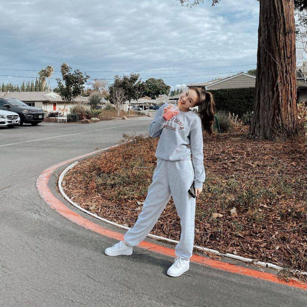 mix and match celana panjang ala Caitlin Halderman (instagram.com/caitlinhalderman)