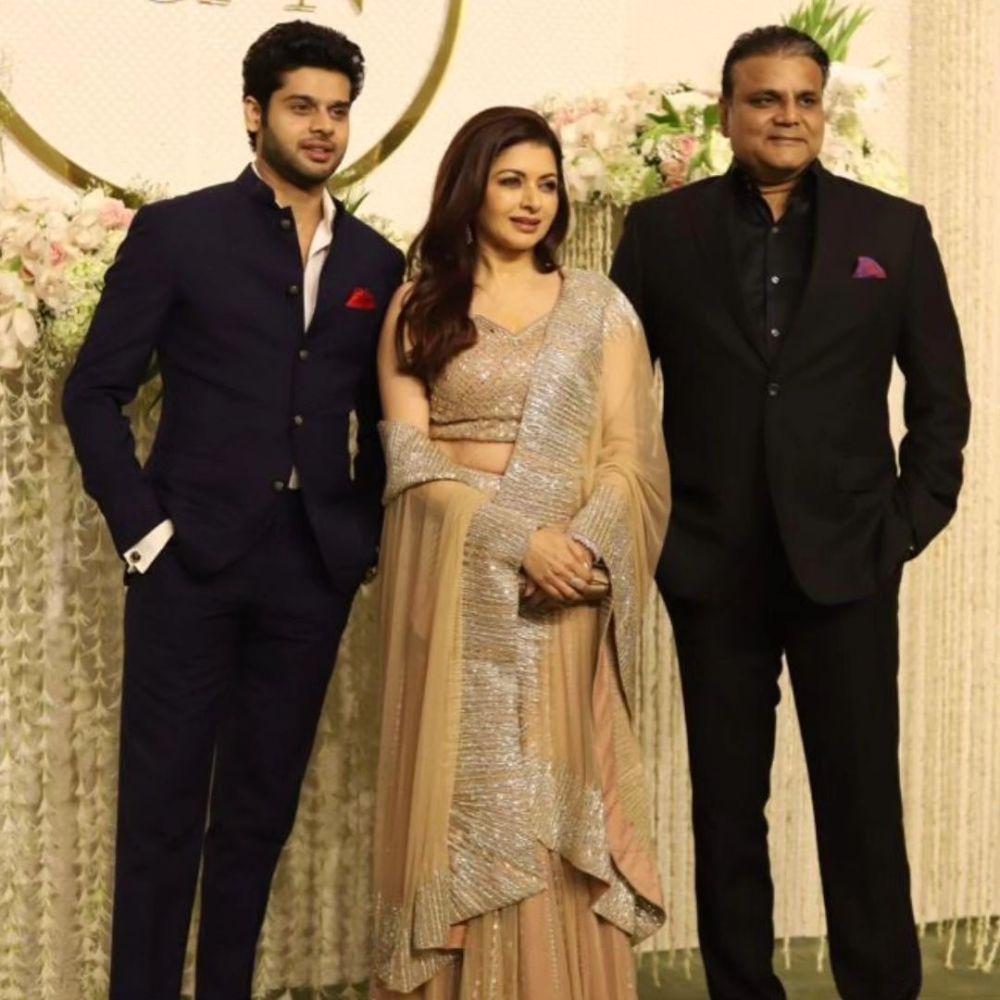 Abhimanyu Dassani dan rekan artis (instagram.com/htcity)