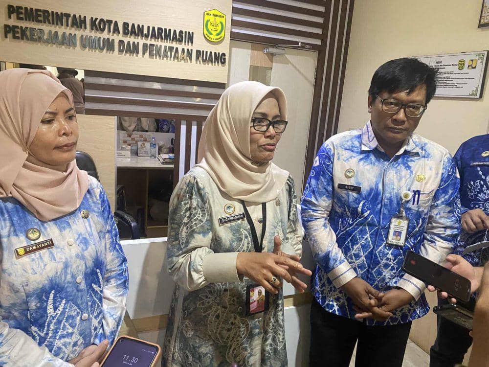 Kadis PUPR Kota Banjarmasin, Suri Sudamardiyah bersama jajarannya.