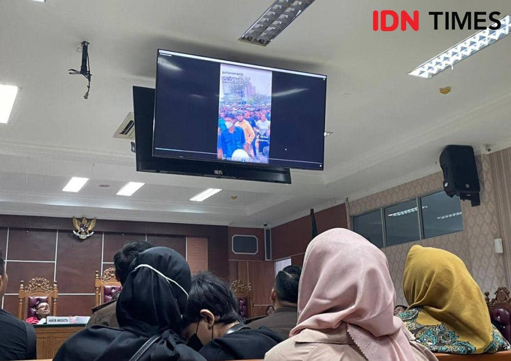 Jaksa Penuntut Umum memutarkan cuplikan video orasi terdakwa Iswandi saat aksi bela Rempang (IDN Times / Putra Gema Pamungkas)