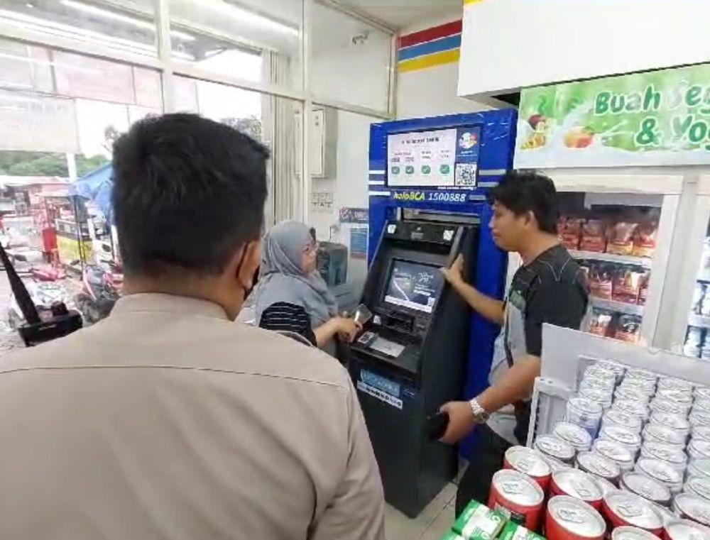 Ilustrasi mesin ATM. (IDN Times/Istimewa).