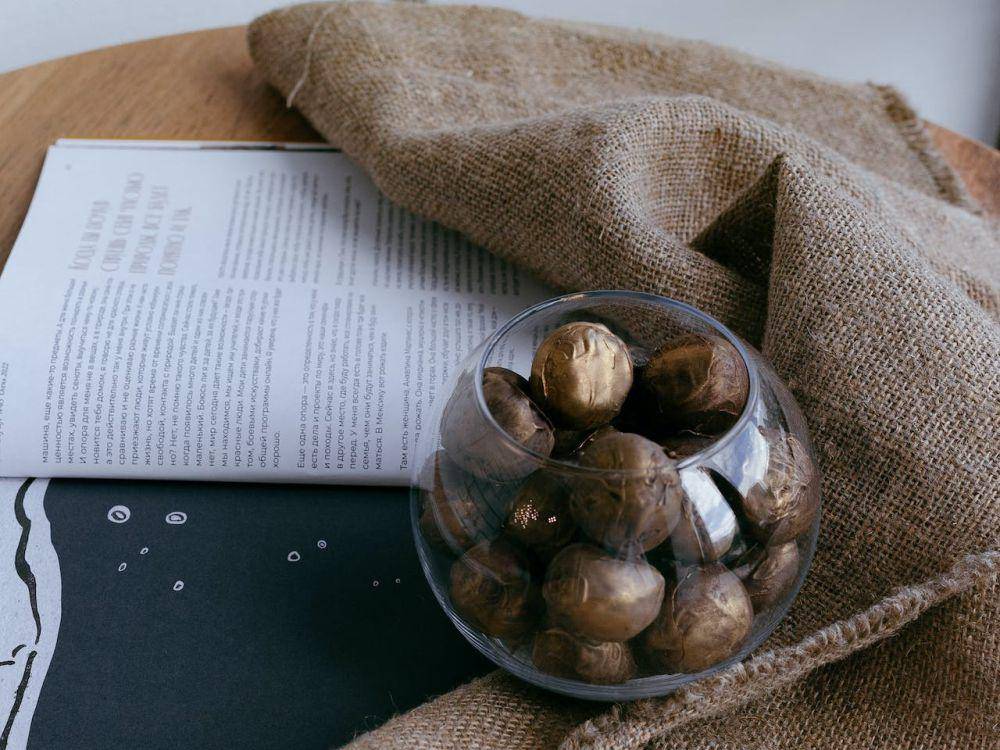 chocolate truffle dalam wadah kaca (pexels.com/ALINA MATVEYCHEVA)