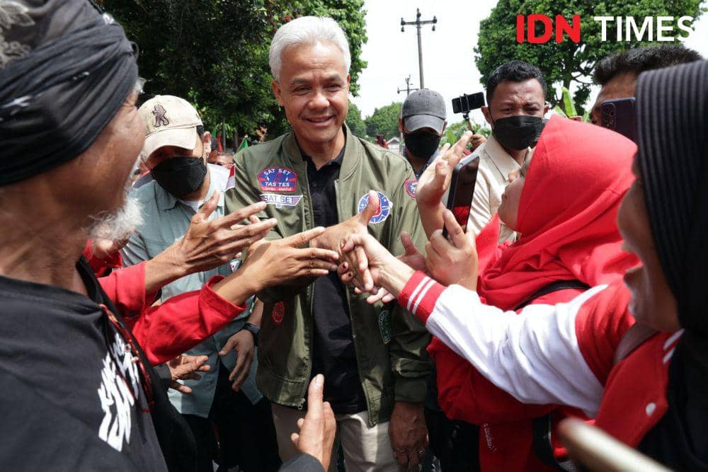 Capres bernomor urut 3, Ganjar Pranowo menyalami warga Purbalingga yang berkumpul di Owabong. (IDN Times/Dok Humas Tim Media Ganjar)
