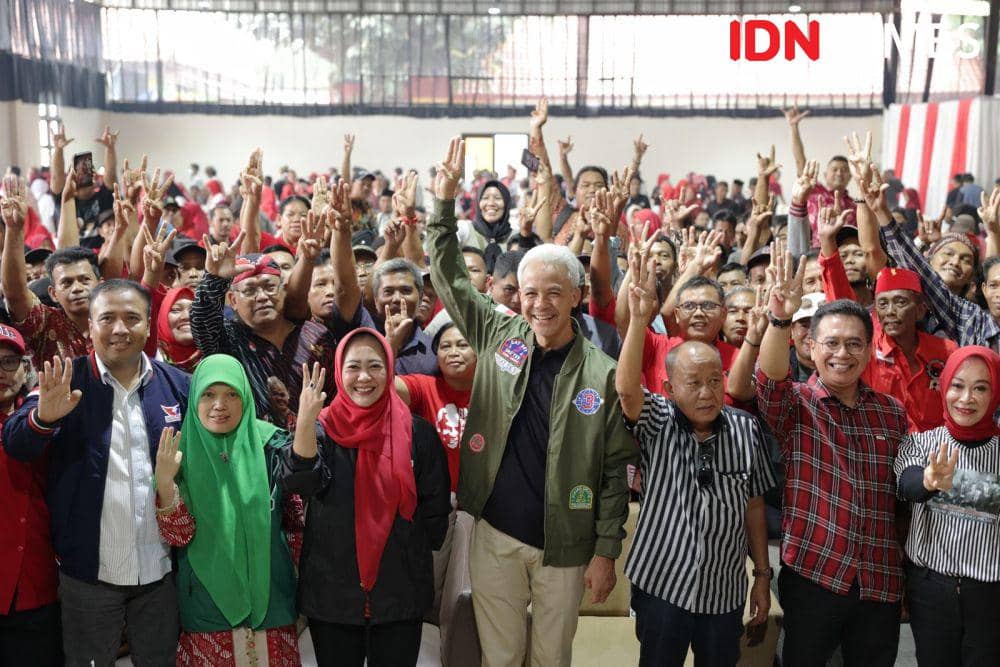 Capres PDIP Ganjar Pranowo bersama warga Purbalingga mengacungkan salam tiga jari usai mengadakan pertemuan. (IDN Times/Dok Humas Tim Media Ganjar)