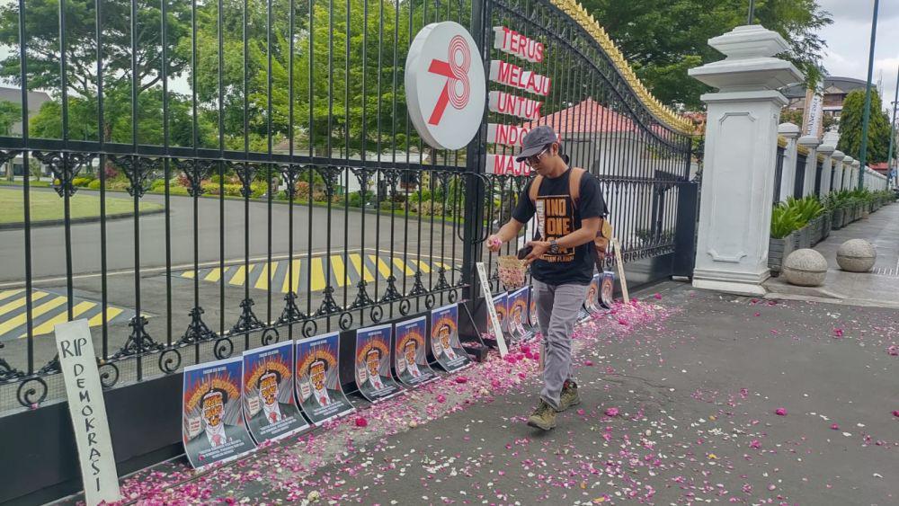 Forum Cik Di Tiro Tabur Bunga di Gedung Agung, Demokrasi Dinilai Mati