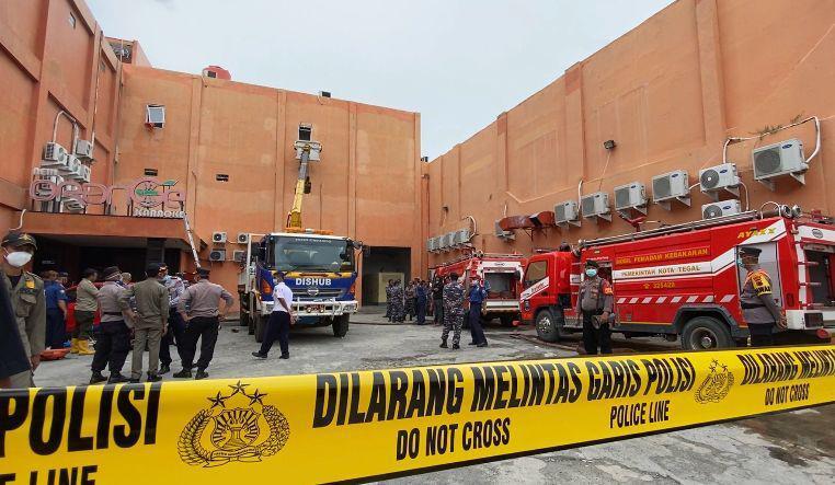 Garis polisi terpasang di lokasi kebakaran tempat karaoke di Tegal. (IDN Times/Dok Humas Polda Jateng)