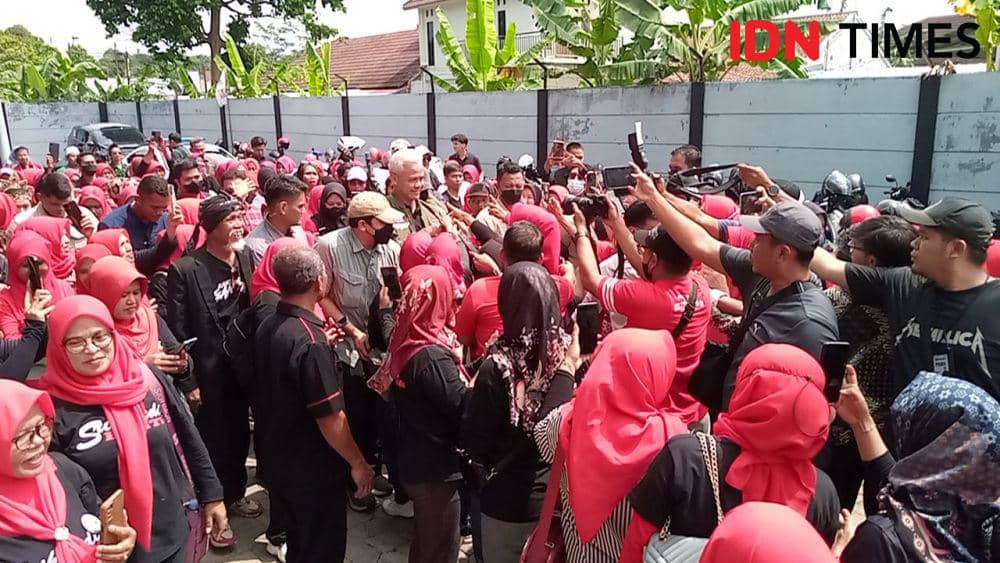 Para pendukung Capres nomor urut 3 saat mencoba meminta berswafoto di Purbalingga, Senin (15/1/2024).(IDN Times/ Foto : Marnoto).