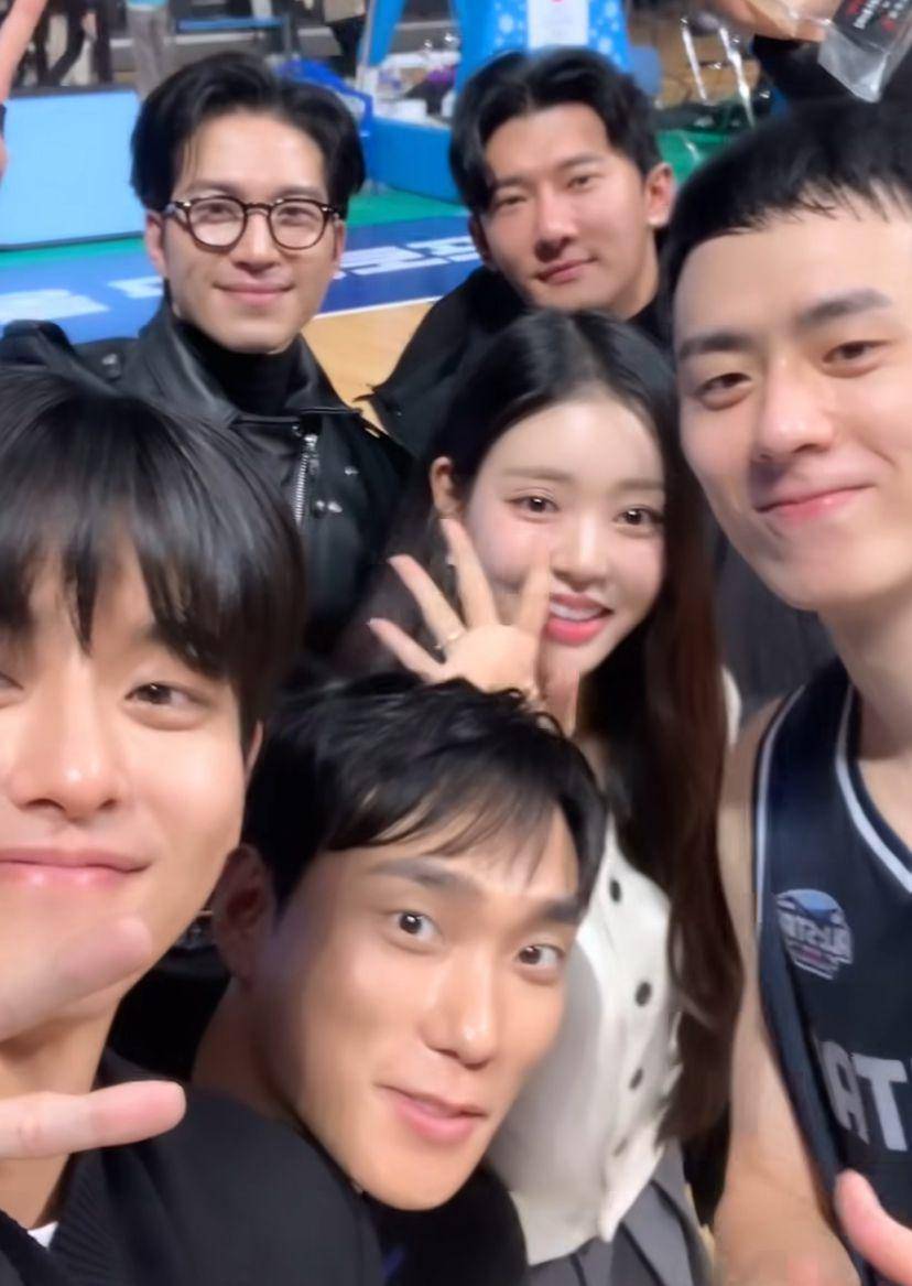 potret cast Single’s Inferno 3 datang ke pertandingan Lee Gwan Hee (instagram.com/yoo_si)