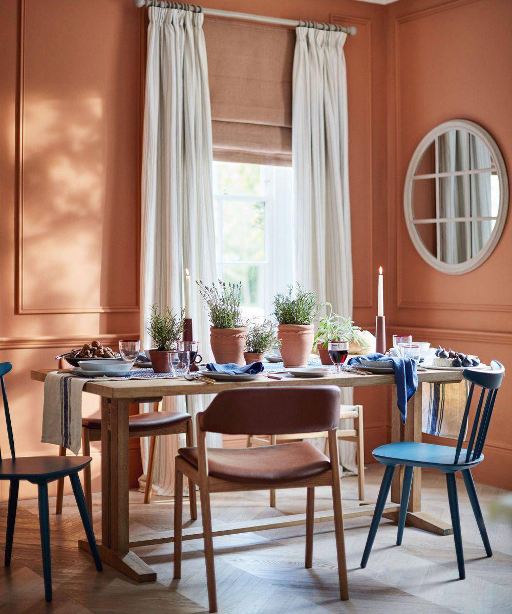 ilustrasi ruang makan bernuansa cokelat (homesandgardens.com/John Lewis)