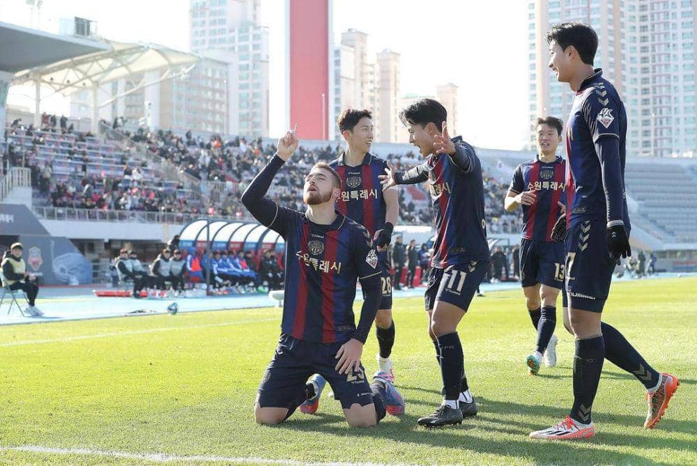 Para pemain Suwon FC dalam salah satu pertandingan K League 1 musim 2023. (Instagram.com/suwonfc)