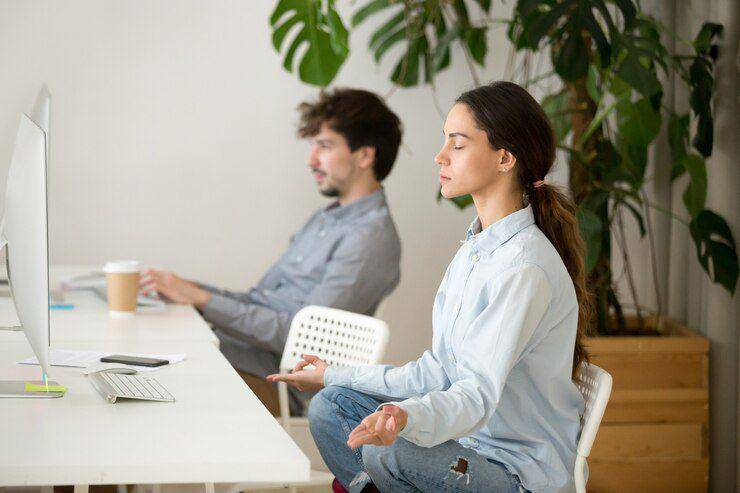 meditasi dan fokus (freepik.com/yanalya)