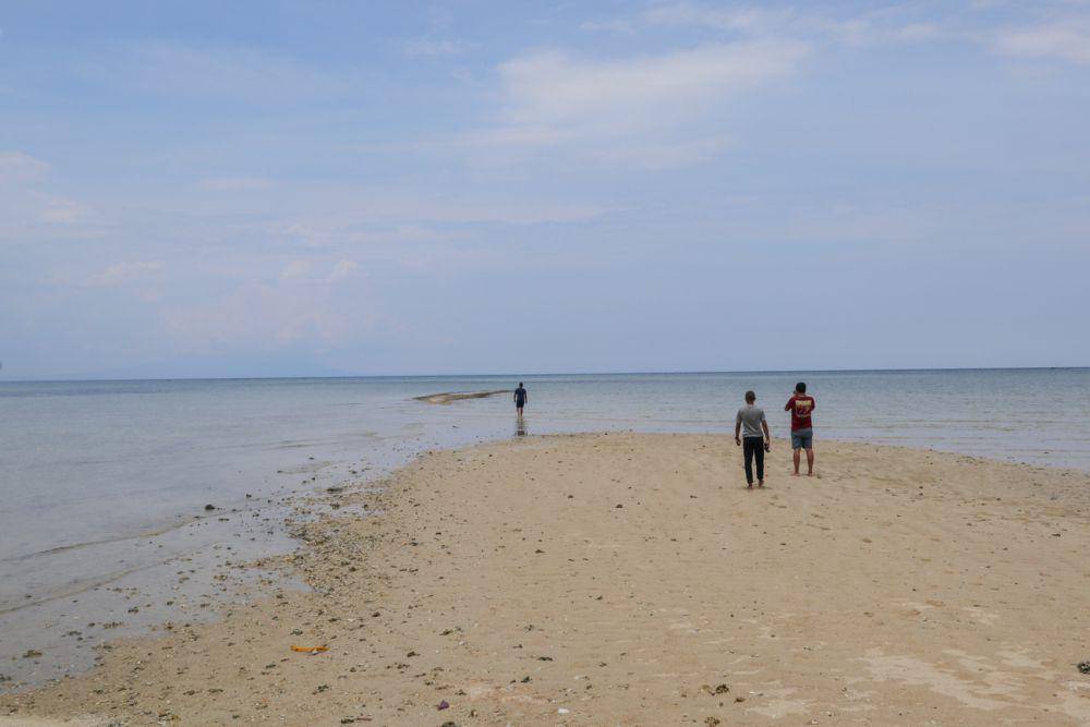 Bisa seru-seruan main di pantai atau berenang sepuasnya (Dok.Pribadi/Natalia Indah)