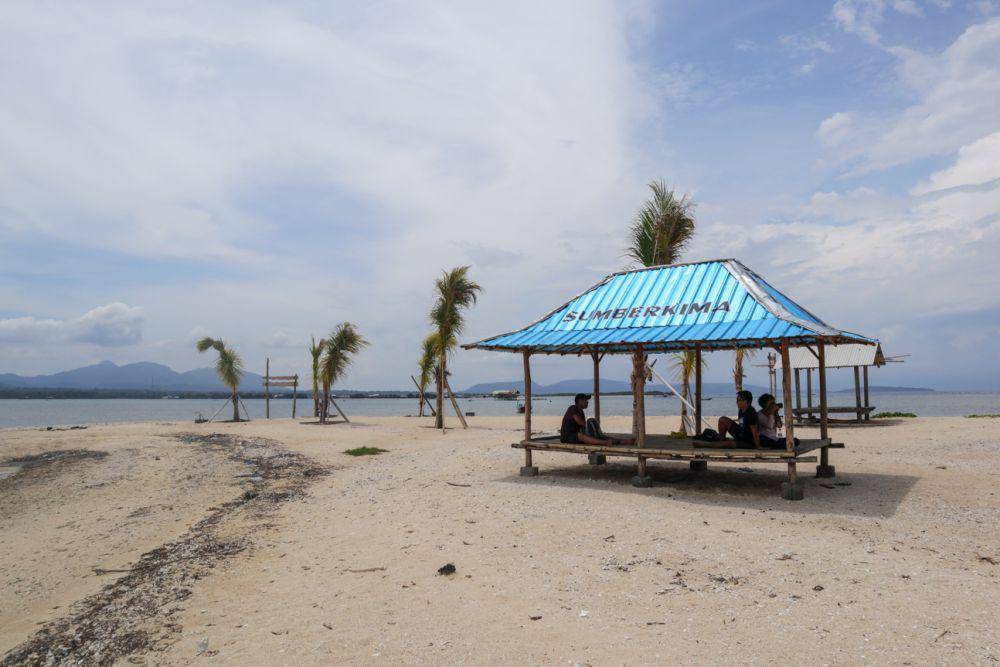Ada gazebo di tepi pantai yang bisa digunakan untuk santai (Dok.Pribadi/Natalia Indah)